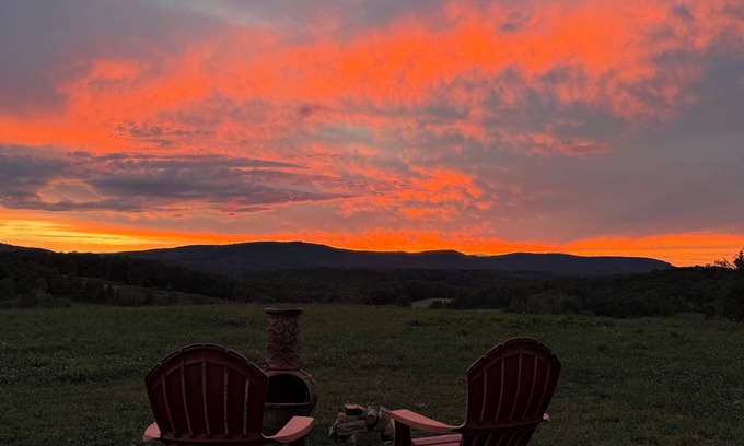 Town of Sharon House | The Pasture Perch: Renovated Camper, Mountain Views & Grazing Animals