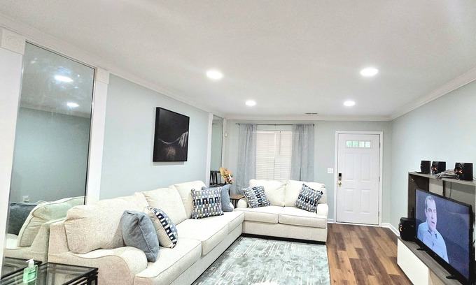 Davis Lake - Eastfield House | The peaceful Oasis.A Charming n lovely 3 beds home in Charlotte