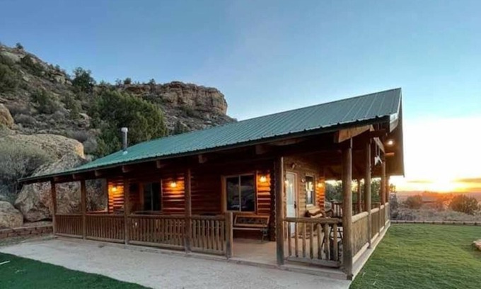 Apple Valley Cabin | The Peacemaker Cabin: Cozy cabin in enjoyable Apple Valley with AC