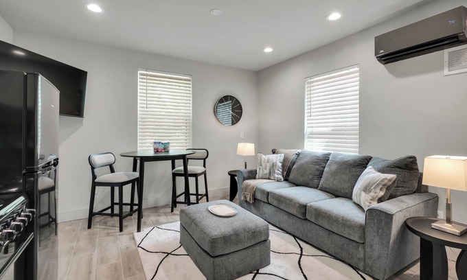 Wilmington Apartment | The Pearl – Stylish Couples Getaway