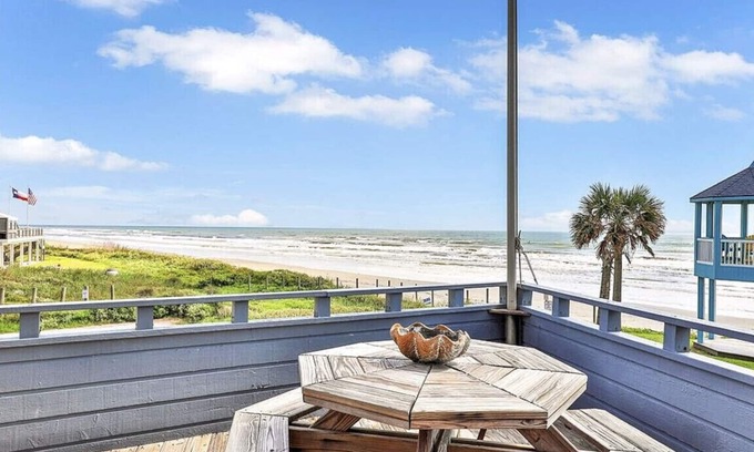 Pirates Beach House | The Pelican’s Nest- Beachfront Getaway