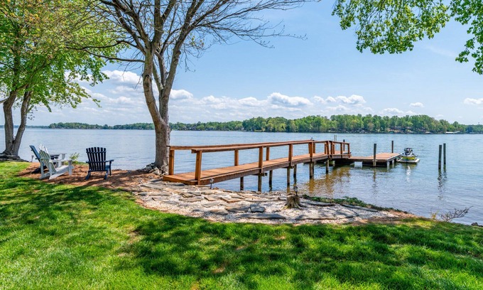 Lake Norman of Catawba House | The Peninsula Retreat at Mountain Creek Shores.