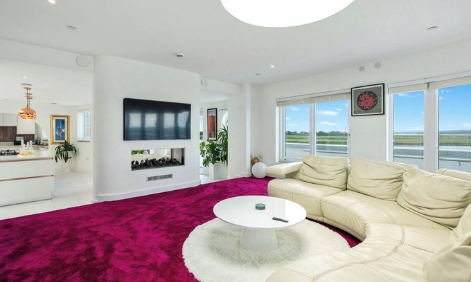 Lymington Cottage | THE PENTHOUSE - MARINE HOUSE, family friendly in Milford On Sea