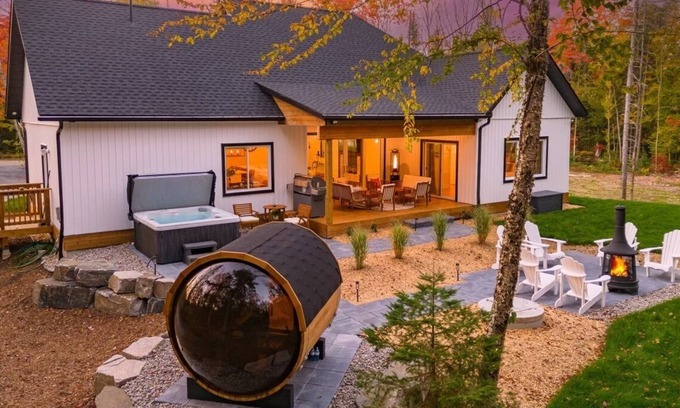 Huntsville Cottage | The Perfect Luxury Muskoka Spa Retreat w/Covered Lanai, Hot Tub, Sauna & Firepit