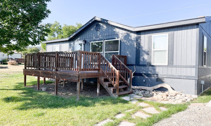 Fort Smith House | The perfect stayHome located right next to the Big Horn River and Yellowtail Dam