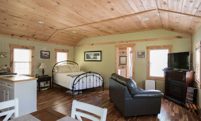 Durants Neck Cottage | The Pinewood Guesthouse ~Jacuzzi Tub~Fire Pit~Wi-fi~Getaway~Near Croquet Club