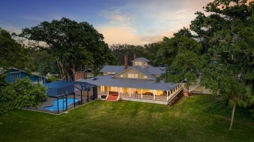 Bradenton House | The Plantation House! Waterfront view! Free pool heat!
