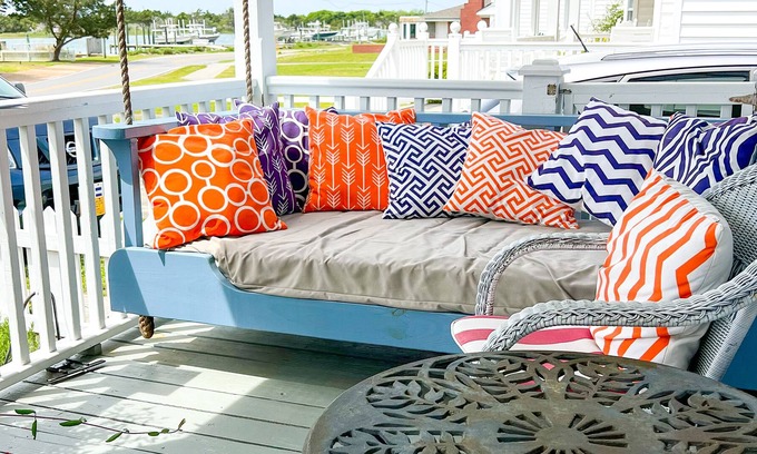 Morehead City Cottage | The PonyView - Downtown Beaufort on historic Front St! Views of Wild Horses