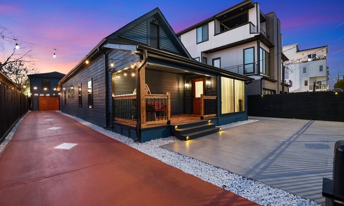 Montrose House | The Pool house in Montrose 4BR, 3BR, 4PK, 8-12 PPL