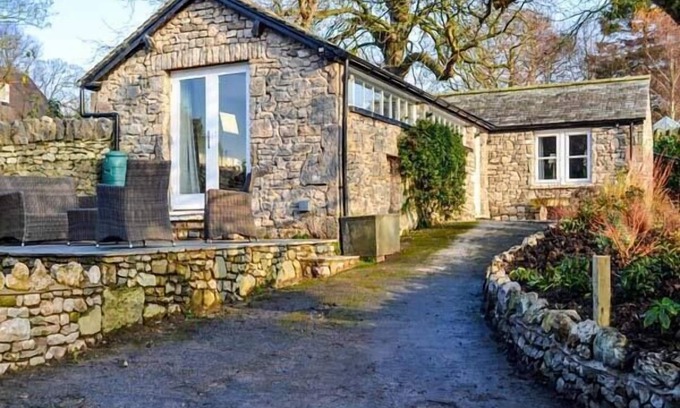 Burton Cottage | THE POTTING SHED, romantic, with a garden in Burton-In-Kendal