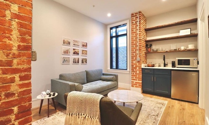 Old Town Alexandria Apartment | The Prince Suite at Prince Street Inn