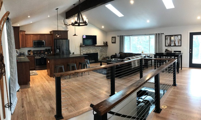 Bailey House | THE RÛSTIC MTN HOUSE 4B 3BA Cal Spas Hot Tub 2.5 Acres Private 🌲