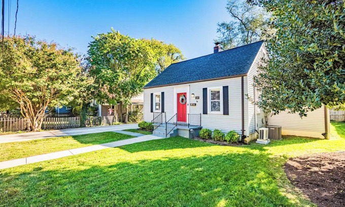 Annapolis Cottage | The Red Door Cottage in Eastport - Pet-Friendly!