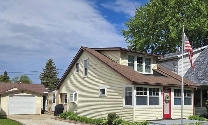 Ashtabula House | The Red Door Getaway- 4 Bedrooms Private Beach
