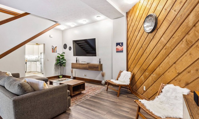 Ohio City House | The Redwood Retreat- 5Bed/4Ba with a Rooftop Deck in the Heart of Ohio City