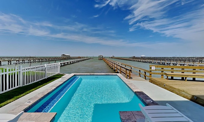 Rockport House | The Reel McCoy | Dog Friendly + Lighted Pier & Pool!