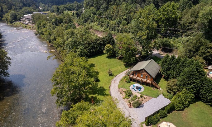 Dillsboro House | The Reel Tuck - Smoky Mountain River House
