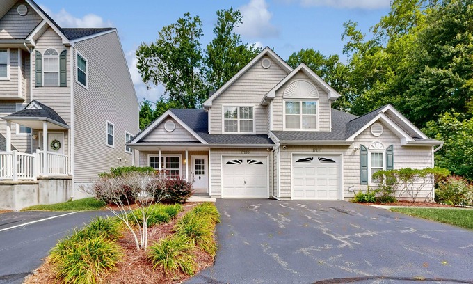 Lewes House | The Reserves of Nassau townhome w/shared pool, W/D & free WIFI