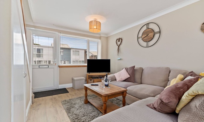 Pembroke House | The Retreat - Short walk from beach, parking