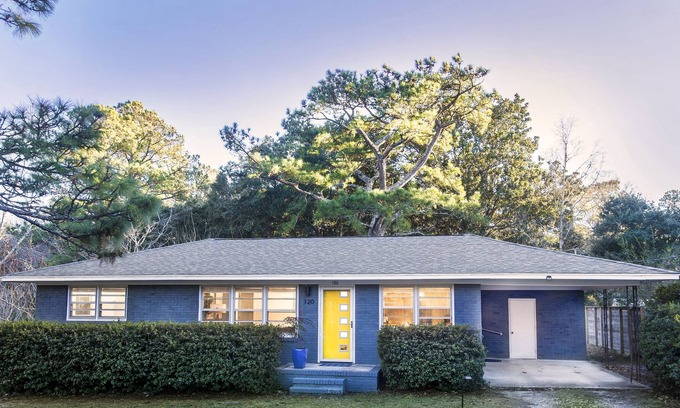 Wilmington House | The Retro Ranch Wilmington - 15 min to Wrightsville Beach, UNCW, Carolina Beach.