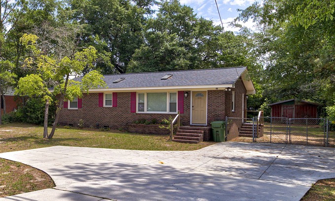 Wilmington House | The Rhythm Ranch 2BR/1BA minutes to UNCW & Wrightsville Beach!