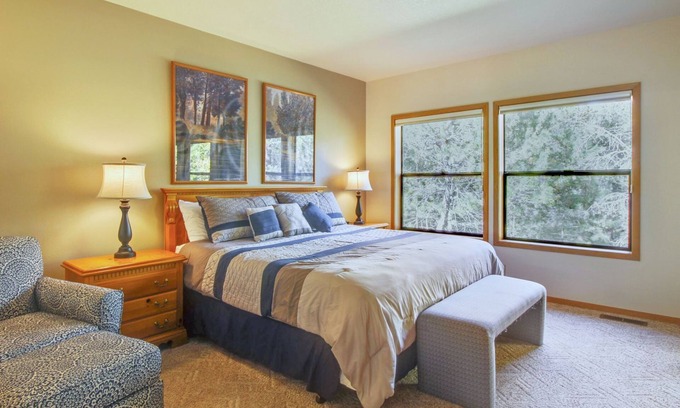 Sunriver Condo | The Ridge at Sunriver - Condo #44 - Access provided to onsite seasonal swimming pool & tennis facilities, year-round hot tub plus 4 bikes