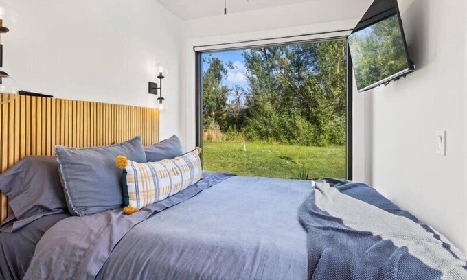 Yakima House | The River Box - Luxury Container Home w/ views + Hot Tub