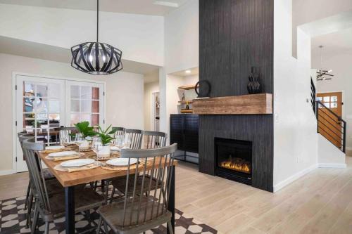 Ponderosa Trails House | The Rock Trail House+Renovated+Modern+Fireplace+EV+Nice Yard