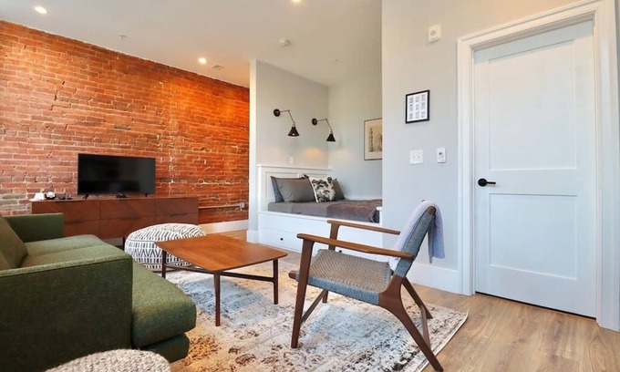 Old Town Alexandria Apartment | The Royal Suite at Prince Street Inn