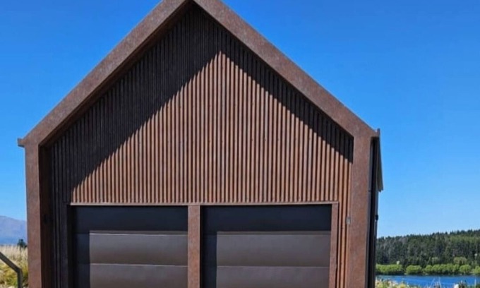 Ohau House | The Rusty Shed-Lake Ohau. Stones throw away from the lakes , the Ohau Ski Feild.