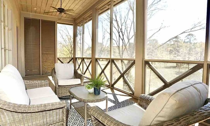 Oxford House | The Sadie, 3BR Beautiful Getaway by VelvetDitchVillas