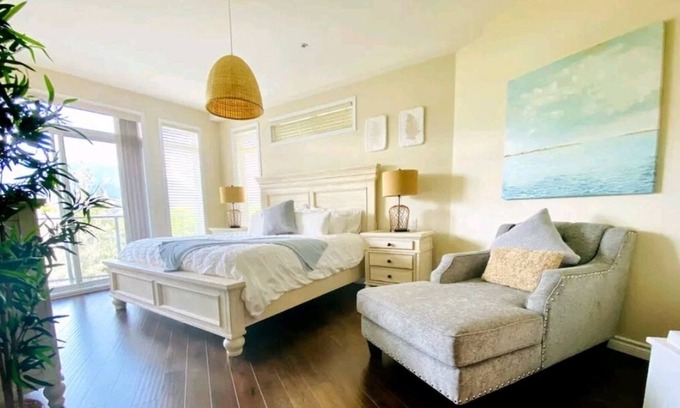 North End Condo | The Sanctuary at Discovery - 3 BR Lakeview Condo