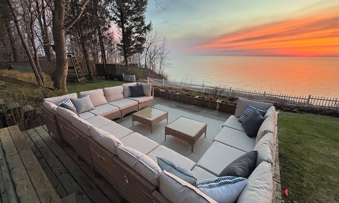 South Haven House | The Sandcastle: An Artistic Haven! Private Beach, Family-Friendly Wonderland