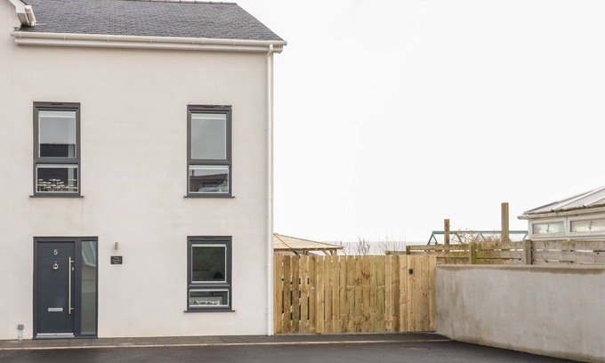 Tyn-y-Gongl Cottage | THE SANDY BEE, pet friendly, country holiday cottage in Benllech