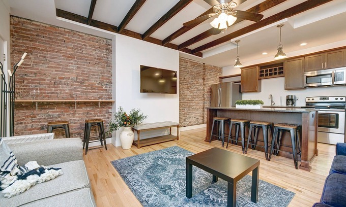 South Side Flats House | The Schenley! 8 Bed/5 bath! Sleeps 22! 4 x Free Parking!