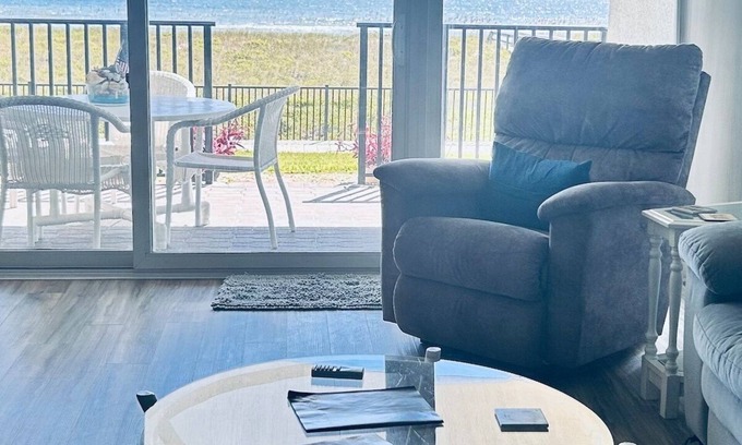 Ocean Cay Apartment | The Seahorse, 2bed beach paradise, swimming pool!