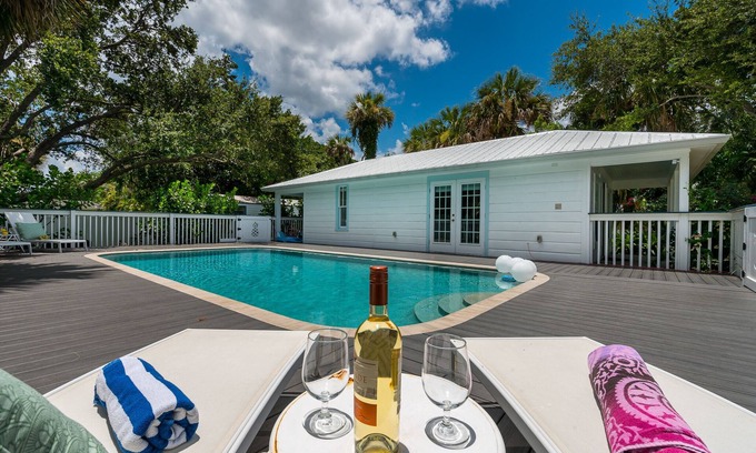 Stuart House | The Seaside Treasure *Sparkling Pool w Guesthouse*
