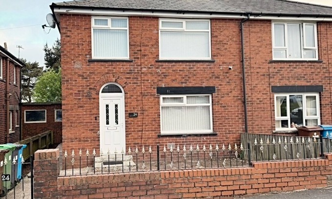 Oldham House | The Serene Stays Sleeps 6 with Garden