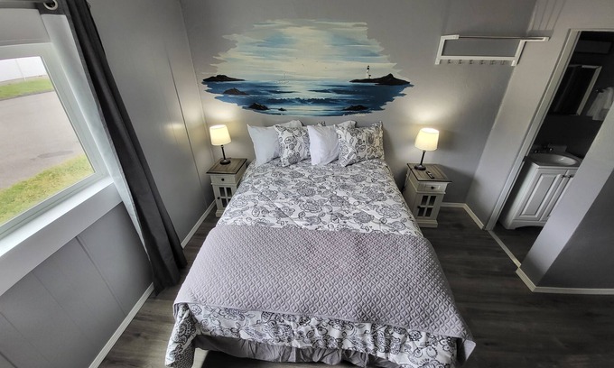 Port Orford Apartment | The Shoreline Inn & Suites - Oceanview - across from ocean, beach, & Battle Rock