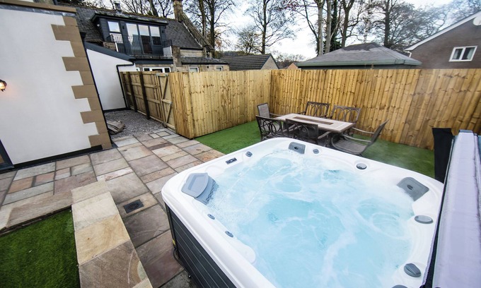 Buxton Apartment | The Soloman Suite at Foxlow Grange