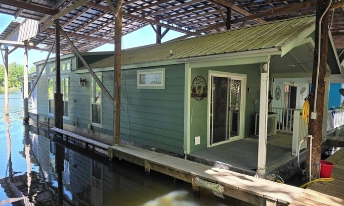 Mount Pleasant Boat Rental | The Southern Belle Houseboat (Located on Beautiful Lake Seminole)