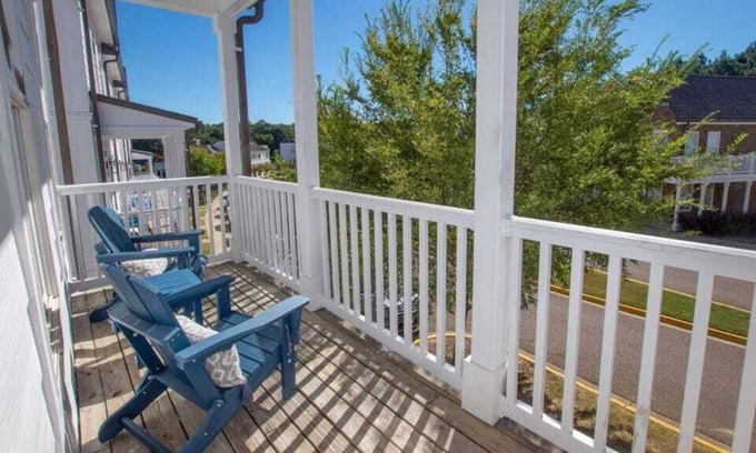 Oxford House | The Southern, Multi-family HOME 2 miles to the Square & Campus!