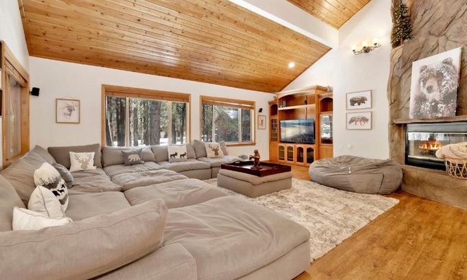 Summit Estates House | The Spa at Winterset- Incredible Resort Estate Chalet- Indoor Hot Tub- Games