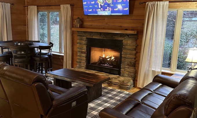 Hendersonville Cabin | The spacious Dream Road Escape cabin & Hot tub