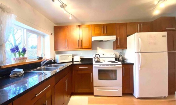 Kensington-Cedar Cottage Apartment | The Spacious Garden Suite perfect for medical professionals/Vancouver visitors.