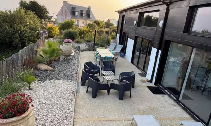 Trelevern Villa | The spacious Tomé loft 10 minutes' walk from the beaches of Trélévern