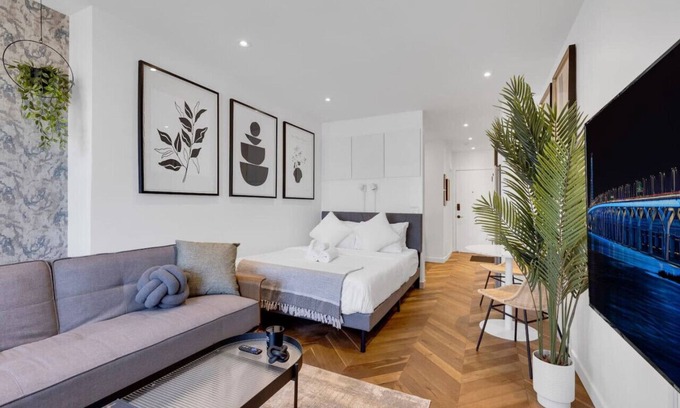 Downtown Montreal Apartment | The Speakeasy Suite 502 W/Parking