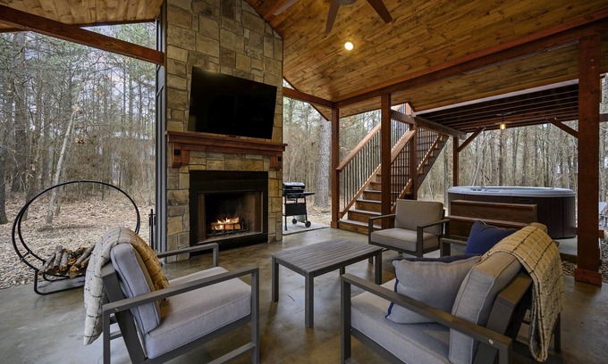 Broken Bow Cabin | The Star Inn - Cabin sleeps 6 with hot tub!