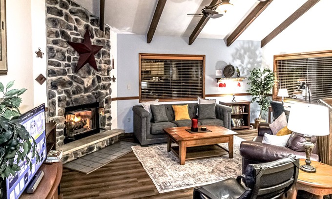 Thornhurst Ski Chalet | The STAR W Hot Tub,Fire Pit 🔥