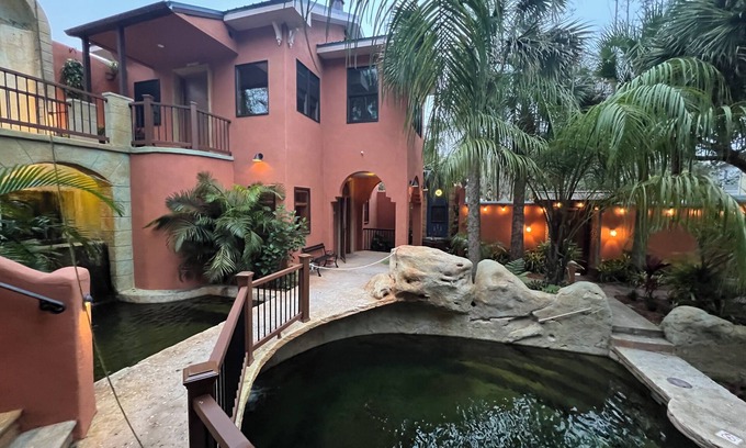 DeLand Apartment | The Studio at Casa Cascada. A ground floor studio suite in a stunning oasis